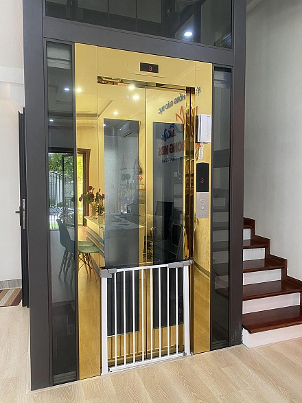Thang khung thép - Vách kính