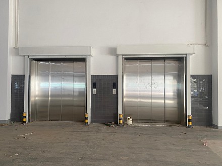 Thang tải hàng hóa & Ô tô